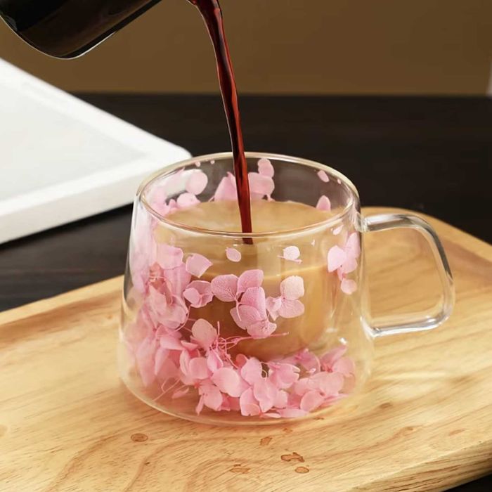 Двустенна чаша за чай, кафе и розови цветя Термочаши студени напитки
