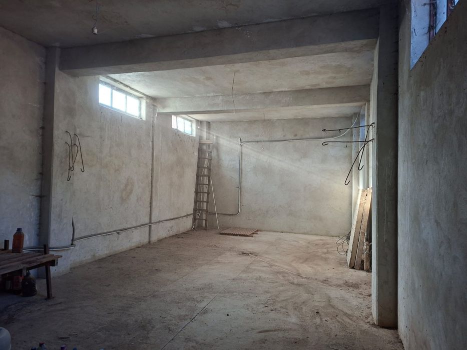 Vând hală +casă în Oraș Comănești