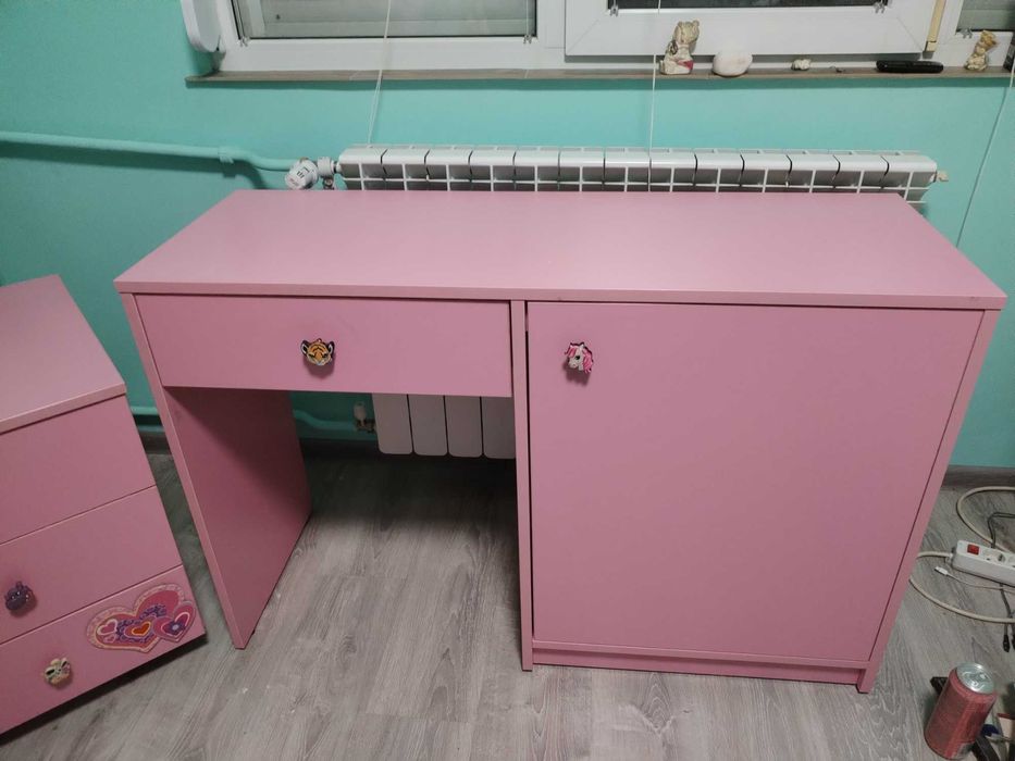 Детско бюро и шкаф на колелца