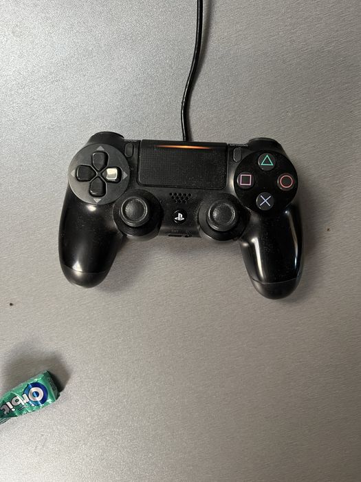 продавам ps4 pro 1tb