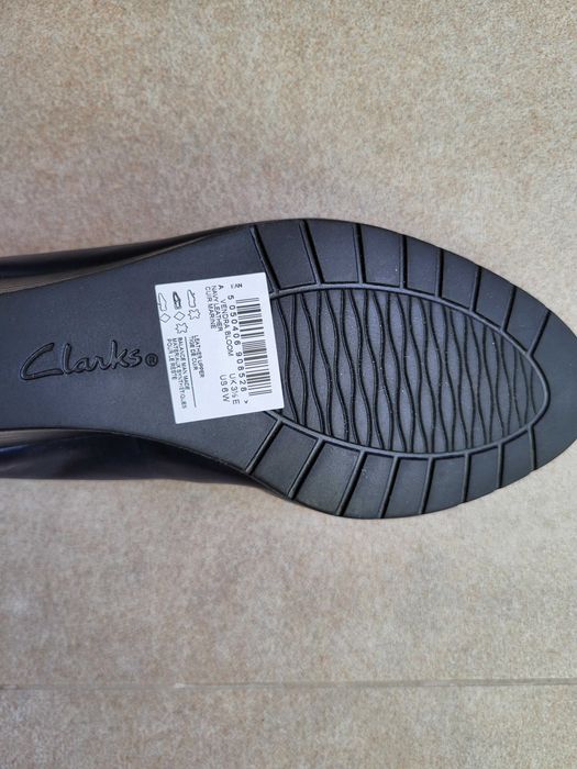 Чисто нови обувки Clarks с подарък втори чифт на ТОП цена