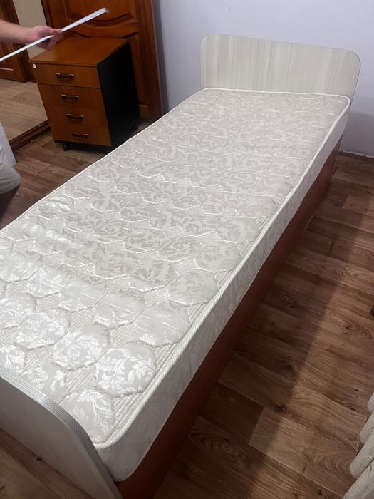 Продаем кровать с матрасом размер 2 х 0,90