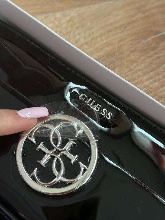 Портмоне Guess.