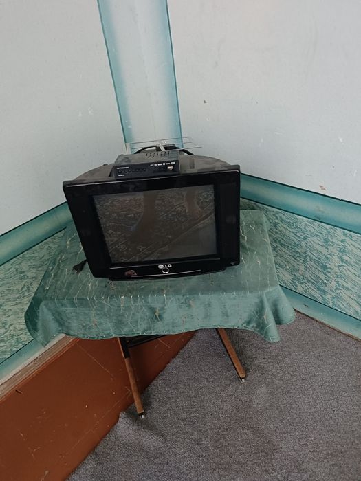 Телевизор с подставкой и с тюнером