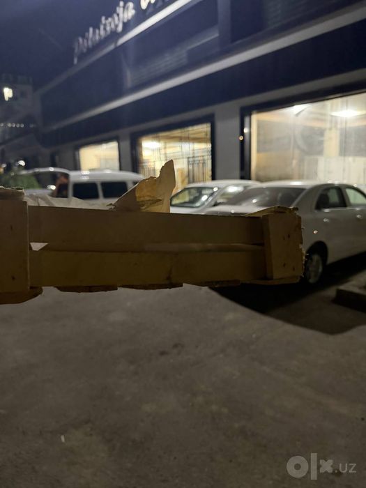 Bir qatorli yogoch yashiklar bor kop miqdorda plastmassa yashik ham