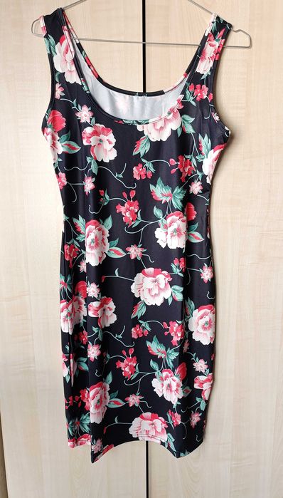 Секси черна рокля на цветя