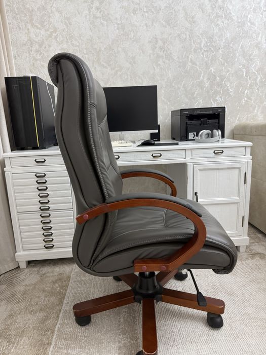 Кожаное кресло офисное