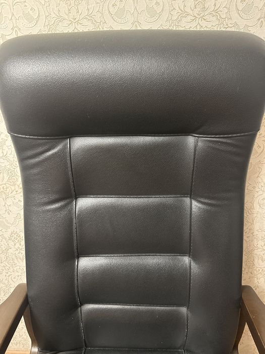 Продам кожаное офисное кресло
