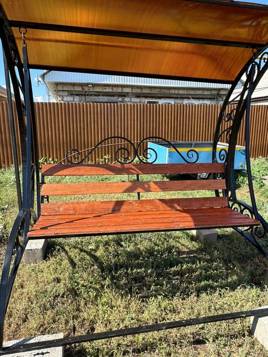 Садовая качеля из кованных элементов