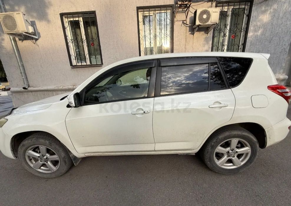 Продам машину Rav4 2012года