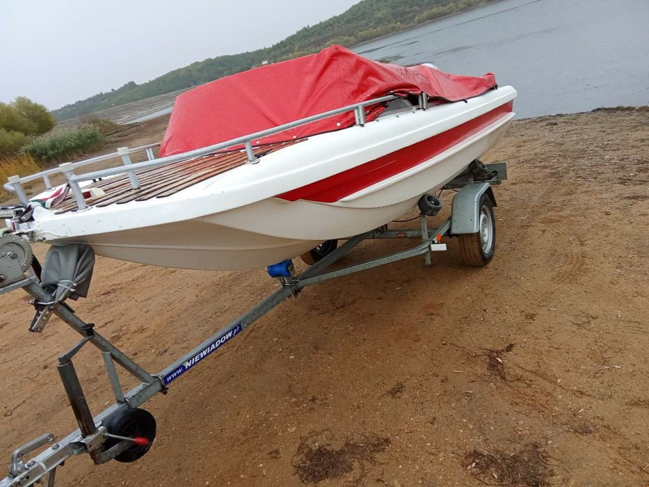 Продавам чудесна лодка с мотор.