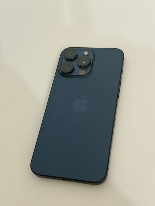 Продаю Айфон 15 про мах