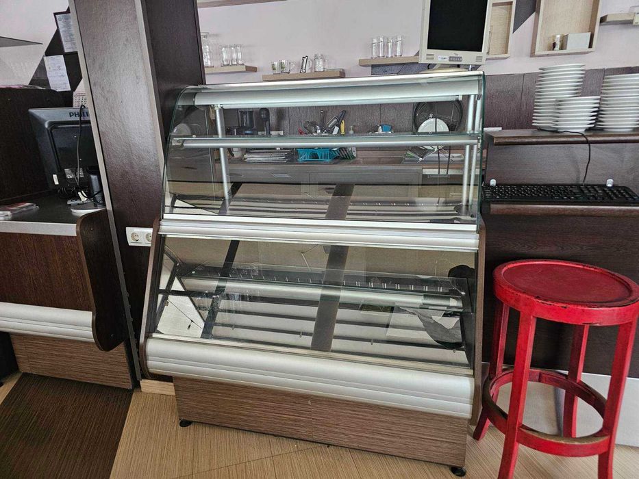 Сладкарско обзавеждане - хладилна и неутрална витрина , щанд маса