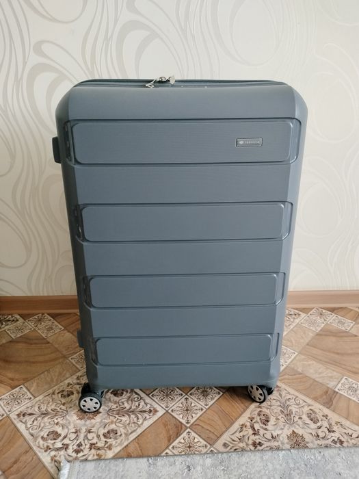 Продам чемодан на колёсах
