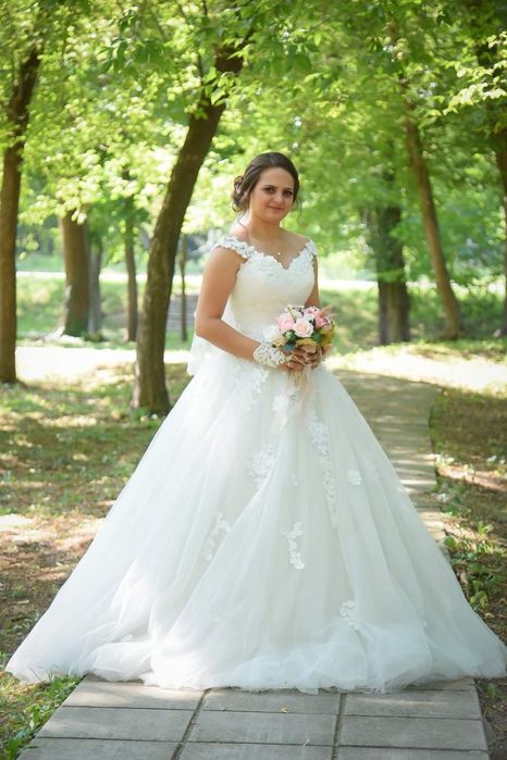 Булчинска рокля с воал, чантичка и ръкавици