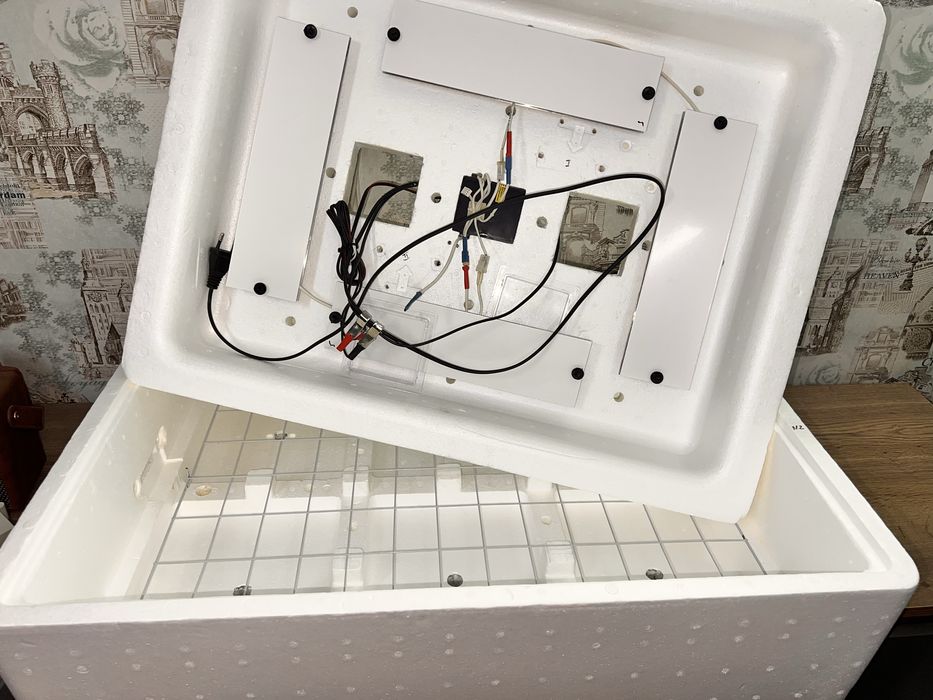 Продам инкубатор НЕСУШКА на 104 яйца