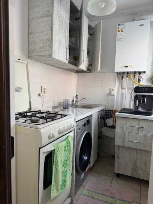 vand apartament trei camere