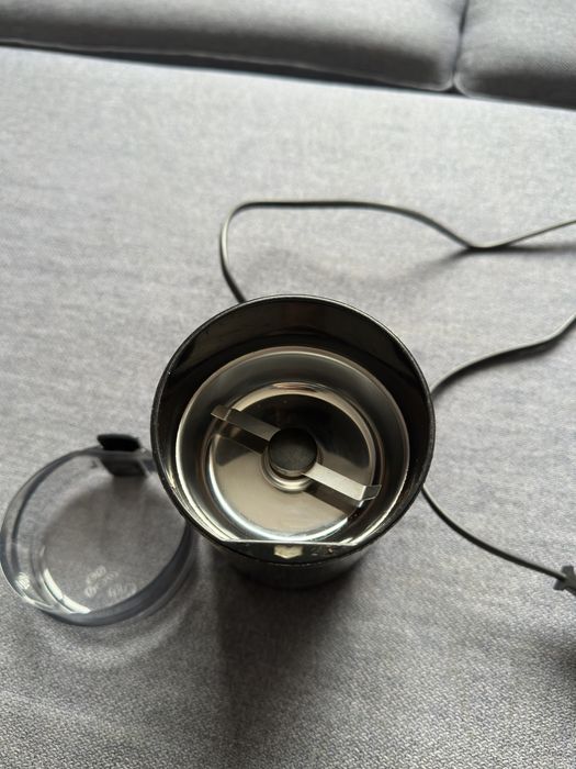 Delonghi Dedica 685.M кафемашина + бонус  Bosch кафе малачка