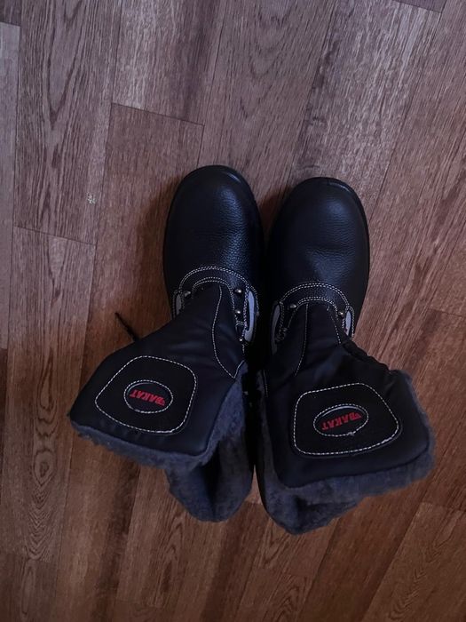 Продаю спец ботинку зимнийй