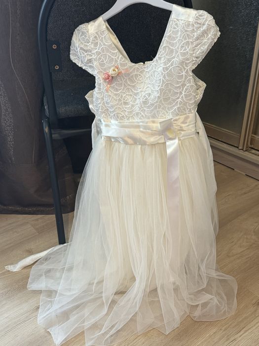 Продам платье на девочку 110-120см