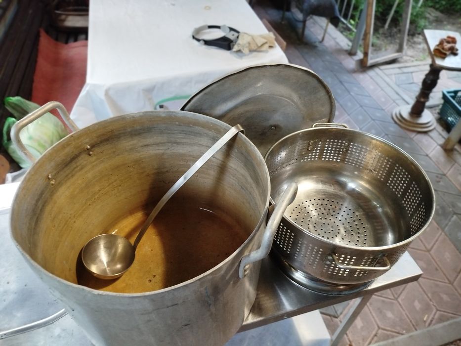 Продам кастрюлю, дуршлаг , и половник .