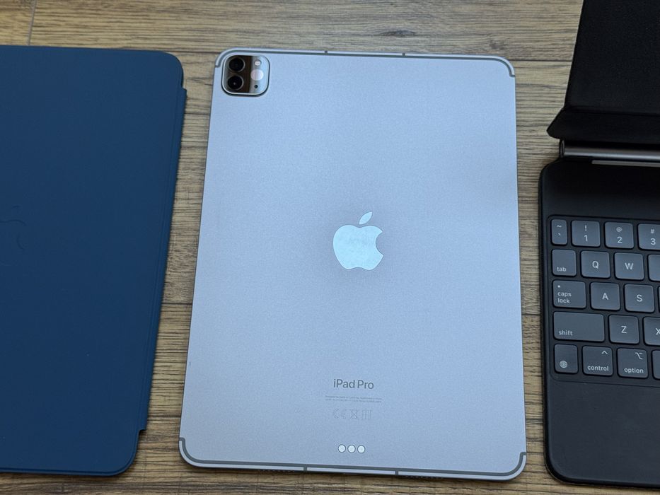 iPad 11" Pro 4th gen M2 256GB + Cellular + Keyboard case