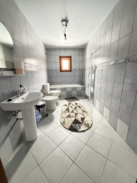 Cabana cu foisor si loc de joaca pentru copii