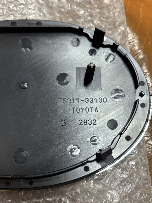 Значок эмблема решетки  камри 40-45