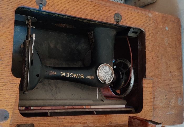 SINGER изключително запазена крачна шевна машина.