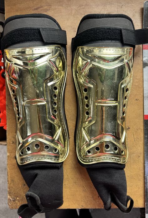 Щитки футбольные