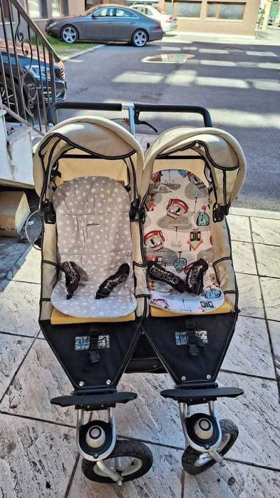 Двойна количка за близнаци