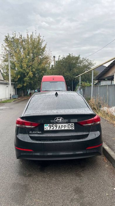 Hyundai Elantra 2017.
