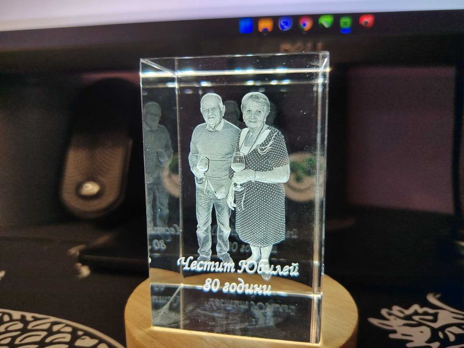 Персонализиран 3D Кристал със Снимка + LED Поставка | Безплатна Доставка