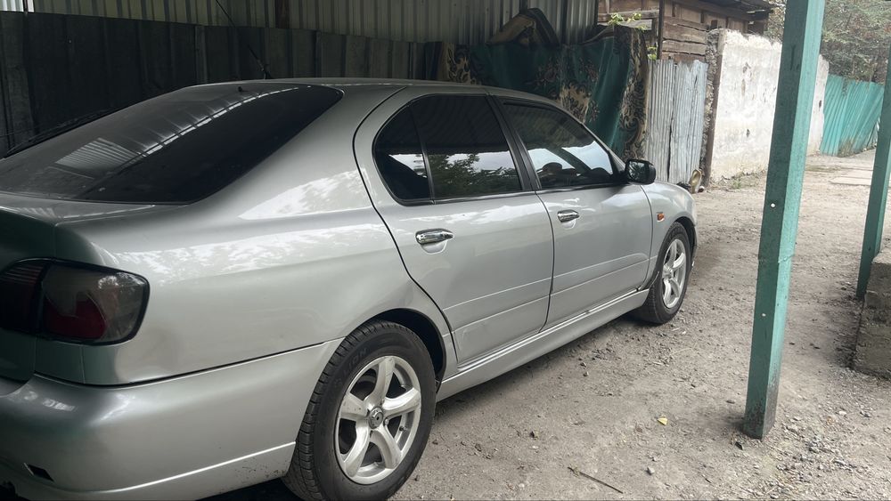 Машина Nissan Primera,