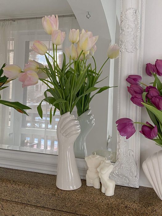 Ваза за цветя във форма на ръка