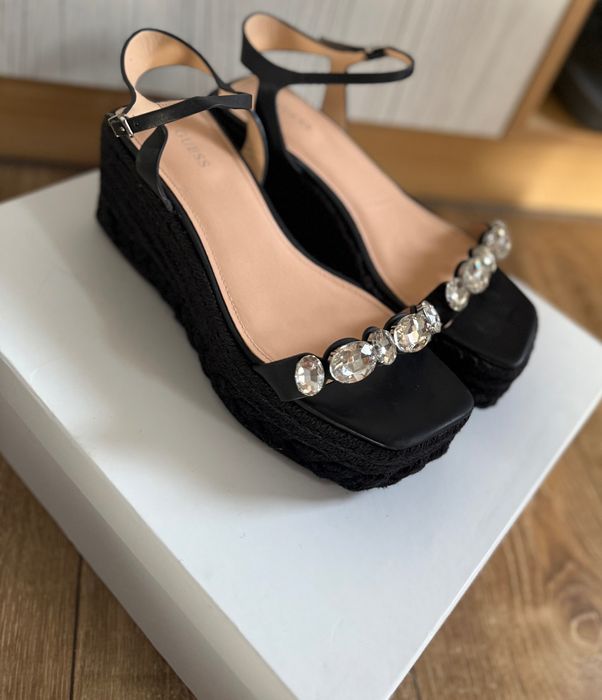 Сандали на платформа Guess