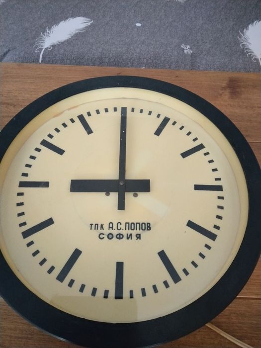 Продавам ретро български стенен часовник на  ТПК А.С.Попов