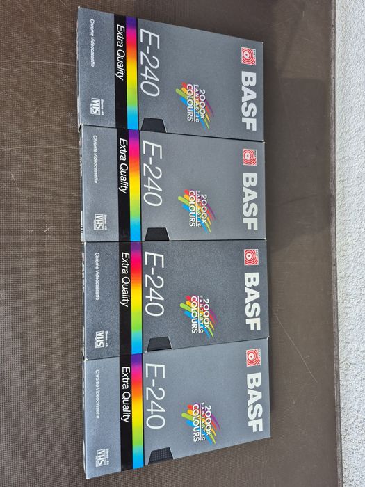 Vând Lot 64 casete video VHS originale Basf de 240 minute colectie de filme diferite genuri 
Unitra-Rzeszów,
Made in Polonia fabricat in1979