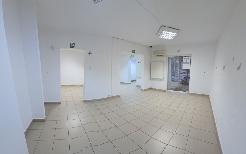 Închiriez spațiu comercial central 65m2.