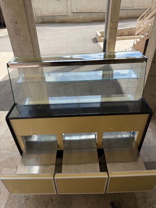 Хладилна витрина Айсберг 93, хоризонтална - 150 см, гранитен плот, извито стъкло, чекмеджета, отлична