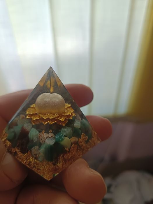 Vând piramidă orgonică din rășină epoxidică și pietre naturale