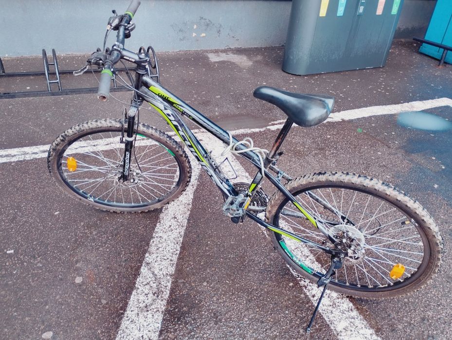 Bicicletă BRCycles neagră, de 26 inch, în stare bună, puțin uzată.