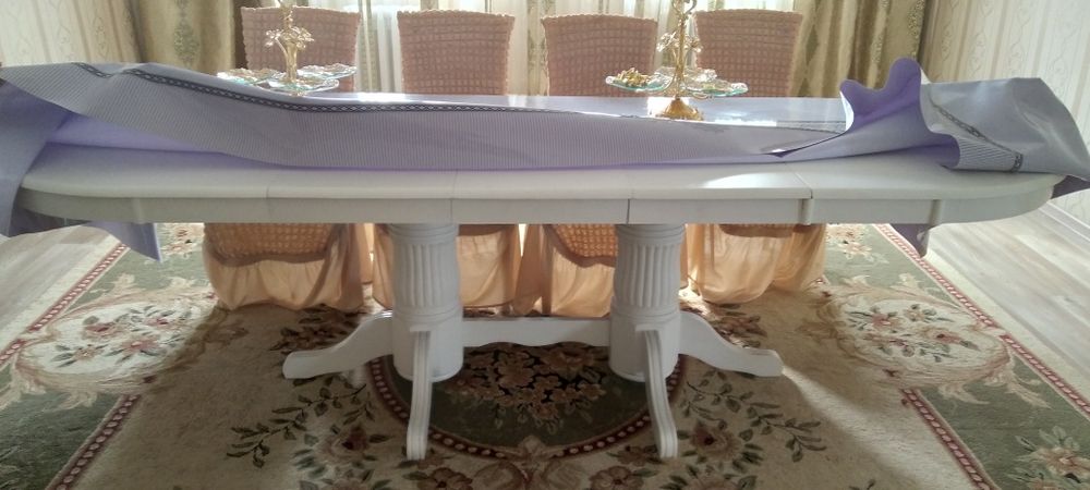 Стол и стулья для гостинной