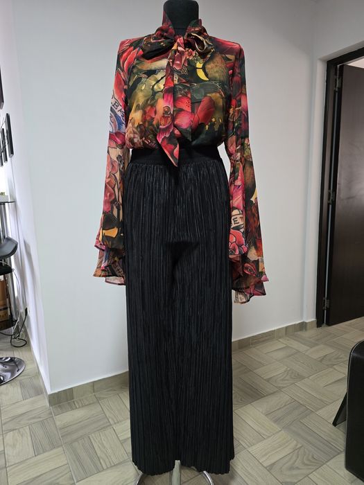 Pantaloni plisati din vascoza cu talie lata elastica,