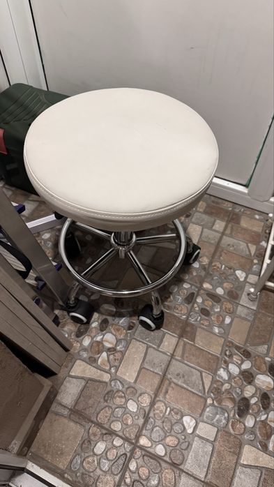 Продам табуретку винтовую