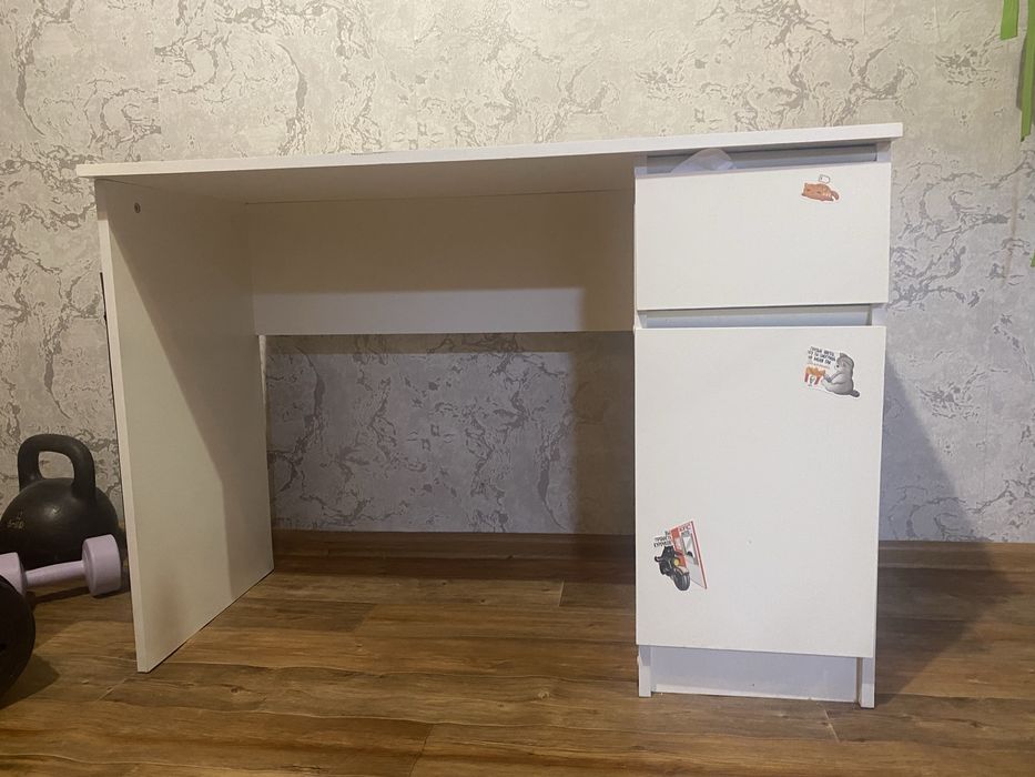 Письменный белый стол с тумбой