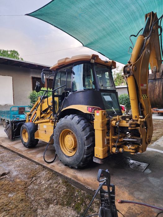 Экскаватор погрузчик 2 000 м/ч в рабочем состоянии год выписки 2020год