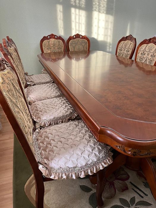 Стол со стульями