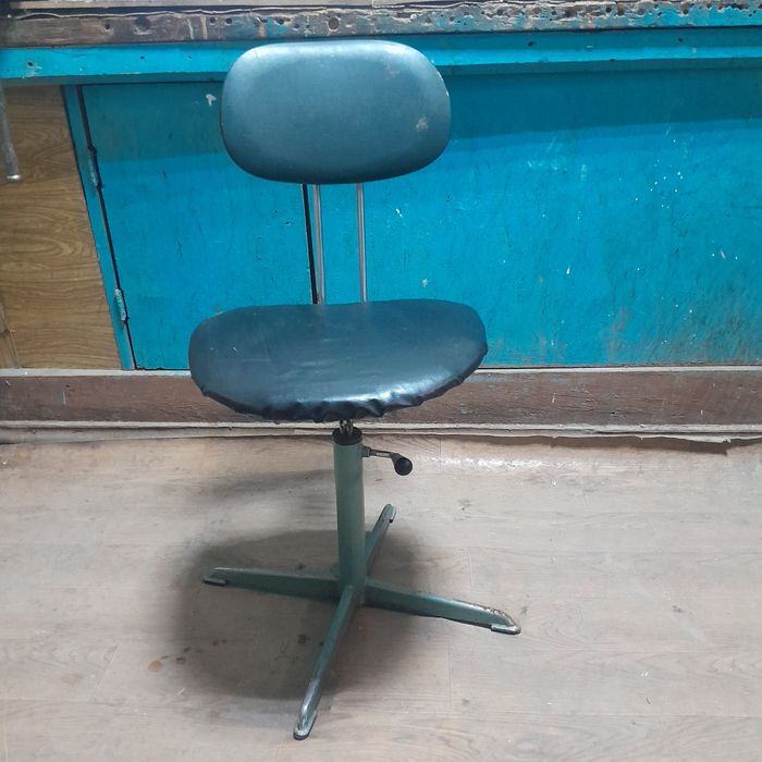 Продаю стул железный крутящая..для гаража и беседку