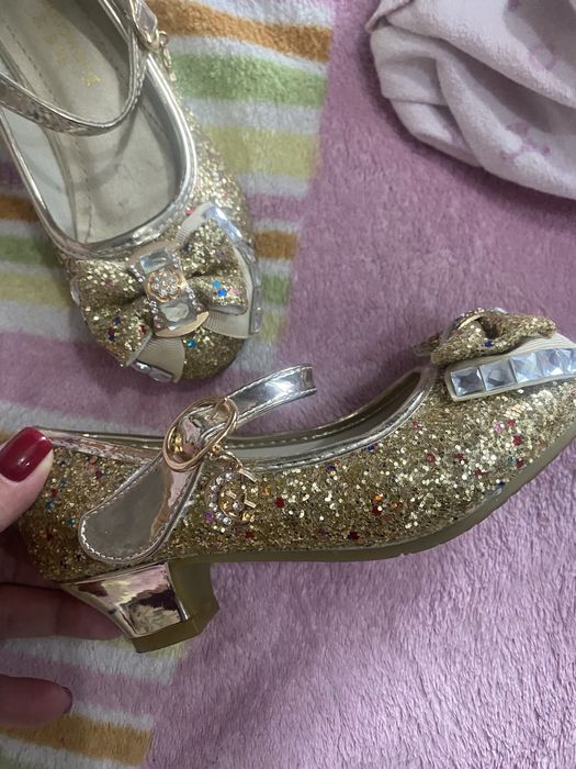 Продам туфельки на девочку